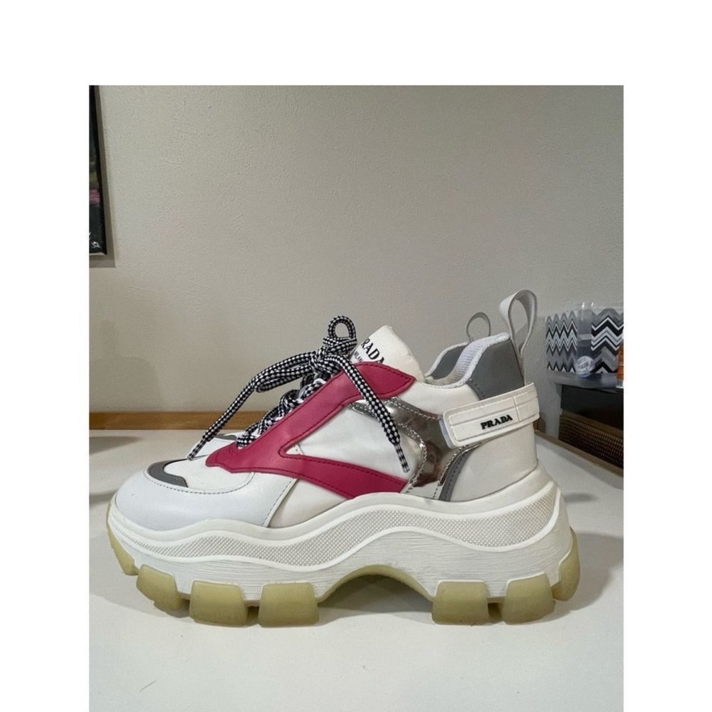 PRADA SNEAKERS 38.5 EUC